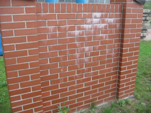 Jak skutecznie wyczyścić cegłę klinkierową z zaprawy - 5 metod