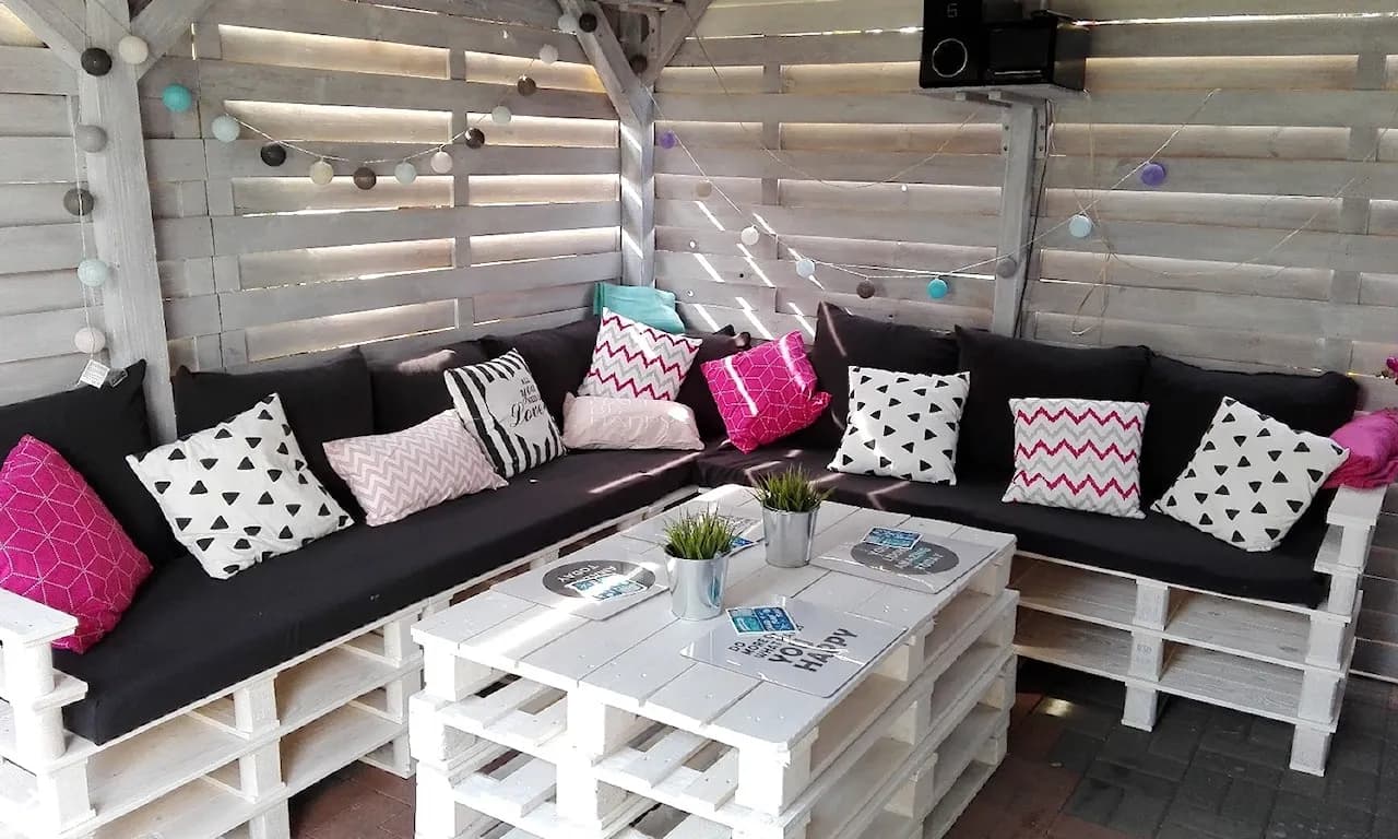 Jak zrobić altanę ogrodową z palet: 10 kroków do sukcesu