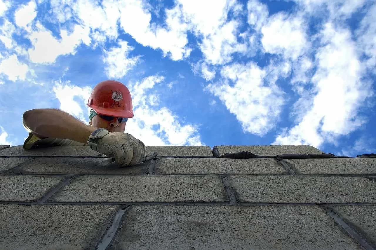 Dlaczego zaprawa murarska twardnieje? Poznaj proces i znaczenie