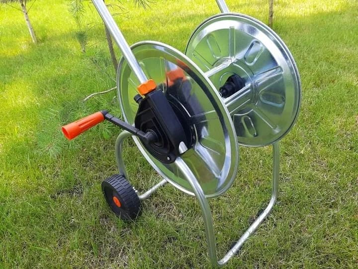 Jak zrobić zwijacz do węża ogrodowego i zadbać o porządek w ogrodzie